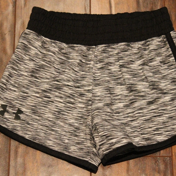2/$20 🏷 Under Armour Athletic Shorts Size 4 - Picture 2 of 2